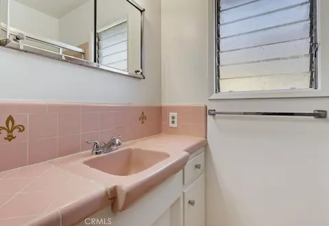 Bath - 2060 E 3rd E #6, Long Beach, CA 90814 photo 2 of 6