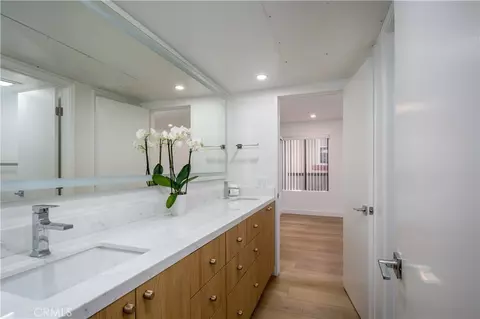 Bath - 35 Linden #202, Long Beach, CA 90802 photo 2 of 3