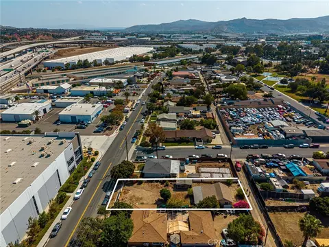 View/Area - 920 E 3rd St, Corona, CA 92879 photo 2 of 4