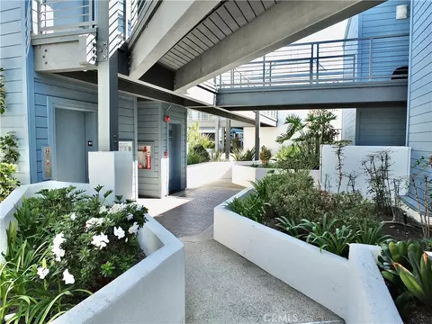 Exterior - 4717 E 4th, Long Beach, CA 90814 photo 8 of 10