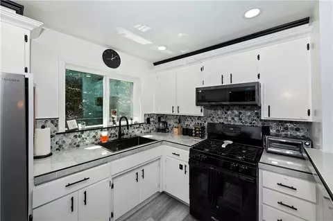 Kitchen - 25005 Basel Dr, Crestline, CA 92325 photo 2 of 4