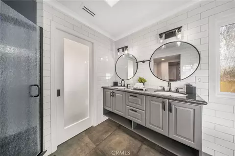 Bath - 4040 E 6th, Long Beach, CA 90814 photo 4 of 8