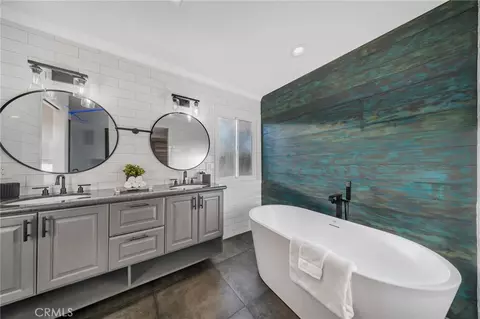 Bath - 4040 E 6th, Long Beach, CA 90814 photo 3 of 8