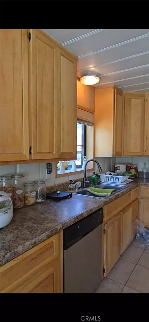 Kitchen - 1013 Mocking Bird, Wrightwood, CA 92397 photo 3 of 8