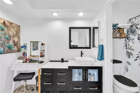 Bath - 7581 Stoney Creek Dr, Highland, CA 92346 photo 1 of 3