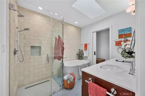 Bath - 5725 E Ocean, Long Beach, CA 90803 photo 3 of 6