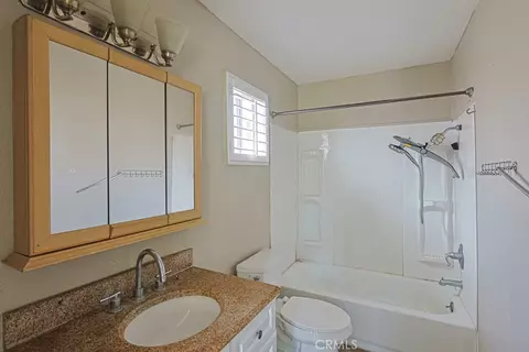 Bath - 1019 E 21st, Long Beach, CA 90806 photo 2 of 2