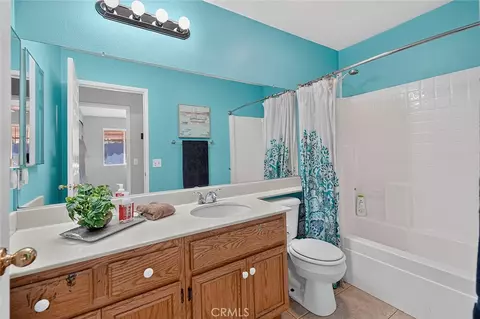 Bath - 1040 Trailview Ln, Corona, CA 92881 photo 6 of 7