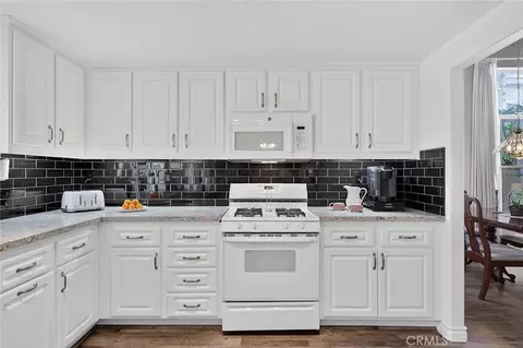 Kitchen - 1040 Trailview Ln, Corona, CA 92881 photo 4 of 5