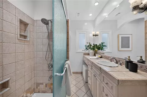Bath - 4500 E Barker Way, Long Beach, CA 90814 photo 2 of 2