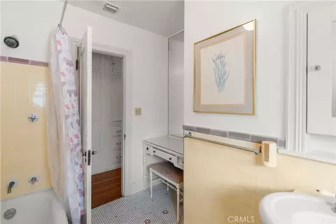 Bath - 3729 Olive Ave, Long Beach, CA 90807 photo 2 of 5