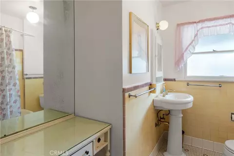 Bath - 3729 Olive Ave, Long Beach, CA 90807 photo 3 of 5