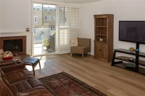 Living - 1 3rd Pl #2, Long Beach, CA 90802 photo 1 of 3