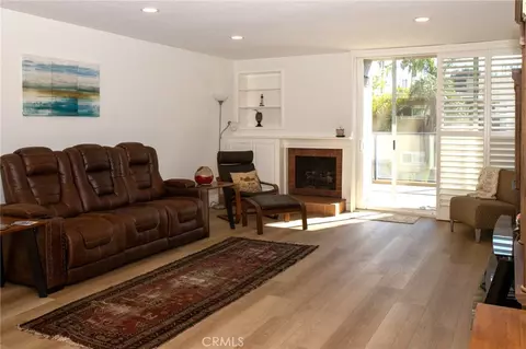 Living - 1 3rd Pl #2, Long Beach, CA 90802 photo 2 of 3
