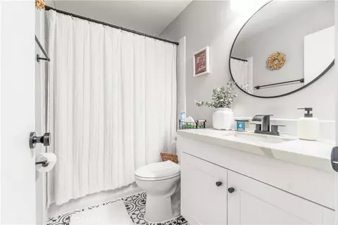 Bath - 1045 E 3rd St #4, Long Beach, CA 90802 photo 4 of 5