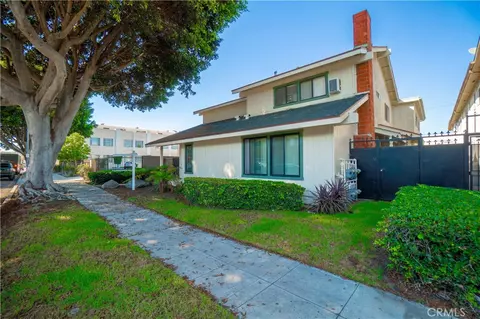 Exterior - 1045 E 3rd St #4, Long Beach, CA 90802 photo 2 of 9