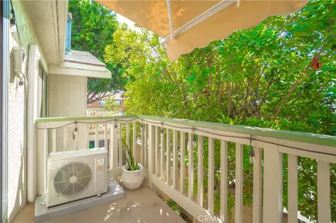 Exterior - 1045 E 3rd St #4, Long Beach, CA 90802 photo 5 of 9