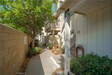 Exterior - 1045 E 3rd St #4, Long Beach, CA 90802 photo 3 of 9