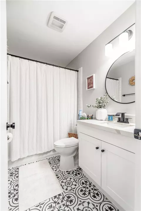 Bath - 1045 E 3rd St #4, Long Beach, CA 90802 photo 5 of 5