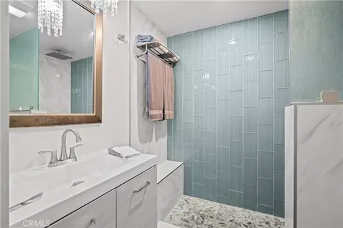 Bath - 333 Junipero Ave #1C, Long Beach, CA 90814 photo 1 of 1