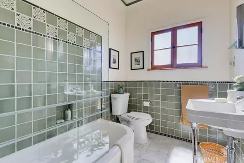 Bath - 1728 E 3rd #15, Long Beach, CA 90802 photo 1 of 2