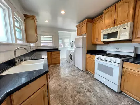 Kitchen - 449 Redondo Ave, Long Beach, CA 90814 photo 1 of 12