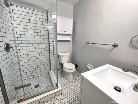 Bath - 449 Redondo Ave, Long Beach, CA 90814 photo 2 of 3