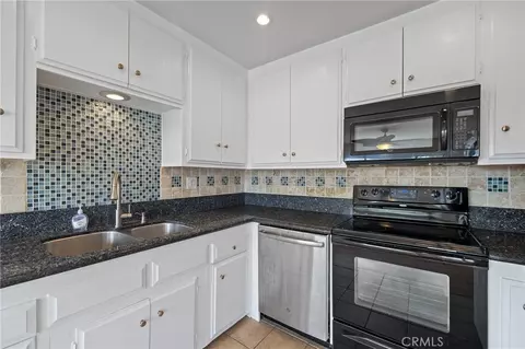 Kitchen - 1187 E 3rd #202, Long Beach, CA 90802 photo 2 of 3
