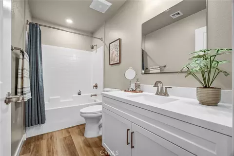 Bath - 200 E 14th St #8, Long Beach, CA 90813 photo 1 of 1