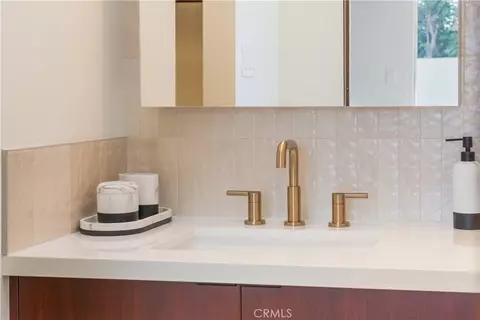 Bath - 842 E Glendale, Orange, CA 92865 photo 2 of 9