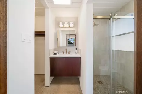 Bath - 842 E Glendale, Orange, CA 92865 photo 1 of 9
