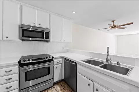 Kitchen - 1140 E Ocean Blvd #124, Long Beach, CA 90802 photo 2 of 2