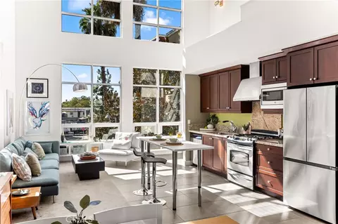 918 E Civic Center Dr, Santa Ana, CA 92701