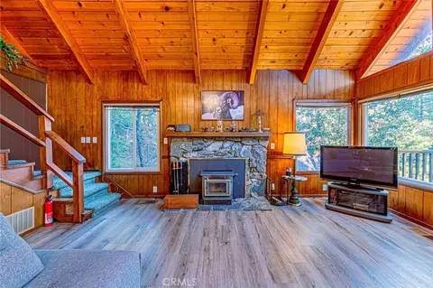 Living - 5522 Acorn, Wrightwood, CA 92397 photo 3 of 4
