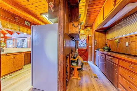 Entry Way - 5522 Acorn, Wrightwood, CA 92397 photo 3 of 3