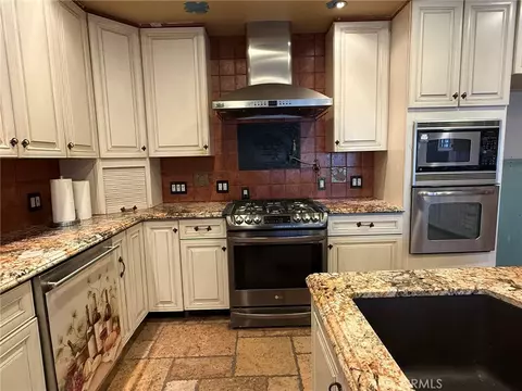 Kitchen - 18284 9th St, Bloomington, CA 92316 photo 4 of 6