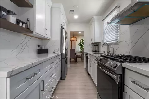 Entry Way - 200 E Barclay St, Long Beach, CA 90805 photo 1 of 2