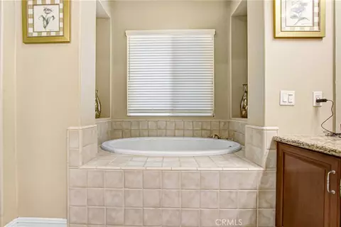 Bath - 498 Green Orch, Riverside, CA 92506 photo 3 of 9