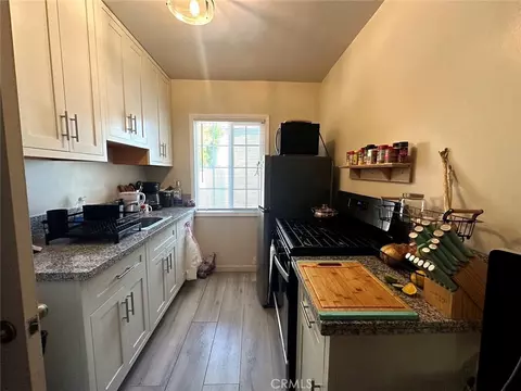 Kitchen - 5901 E Ocean Blvd, Long Beach, CA 90803 photo 3 of 3
