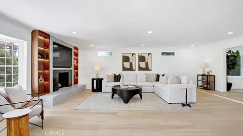 Living - 2747 E Ocean Blvd, Long Beach, CA 90803 photo 3 of 10