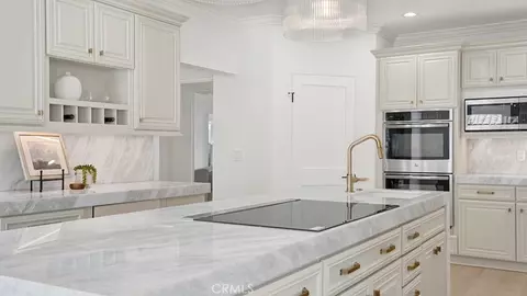 Kitchen - 2747 E Ocean Blvd, Long Beach, CA 90803 photo 6 of 8