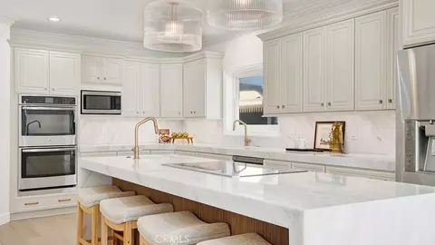 Kitchen - 2747 E Ocean Blvd, Long Beach, CA 90803 photo 5 of 8