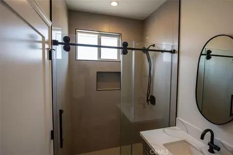Bath - 1056 Hoffman, Long Beach, CA 90813 photo 4 of 5