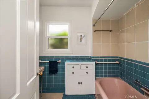 Bath - 3915 Lime, Long Beach, CA 90807 photo 6 of 8