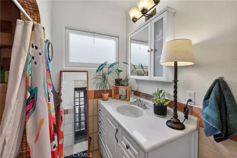 Bath - 2030 Eucalyptus, Long Beach, CA 90806 photo 1 of 2
