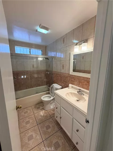 Bath - 15120 Bellota Ave, Paramount, CA 90723 photo 1 of 1