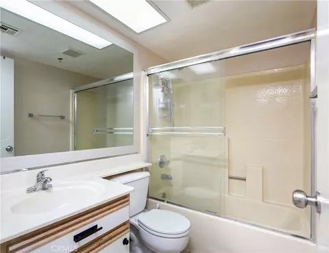 Bath - 44514 15th #E7, Lancaster, CA 93535 photo 1 of 3