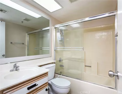 Bath - 44514 15th #E7, Lancaster, CA 93535 photo 1 of 3