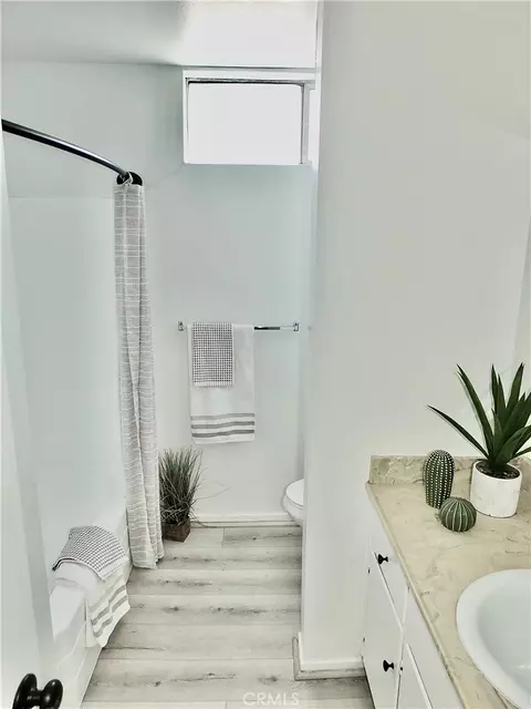 Bath - 545 Chestnut Ave #203, Long Beach, CA 90802 photo 2 of 4