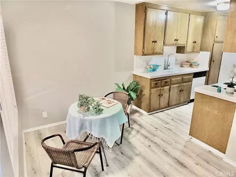 Dining - 545 Chestnut Ave #203, Long Beach, CA 90802 photo 2 of 2